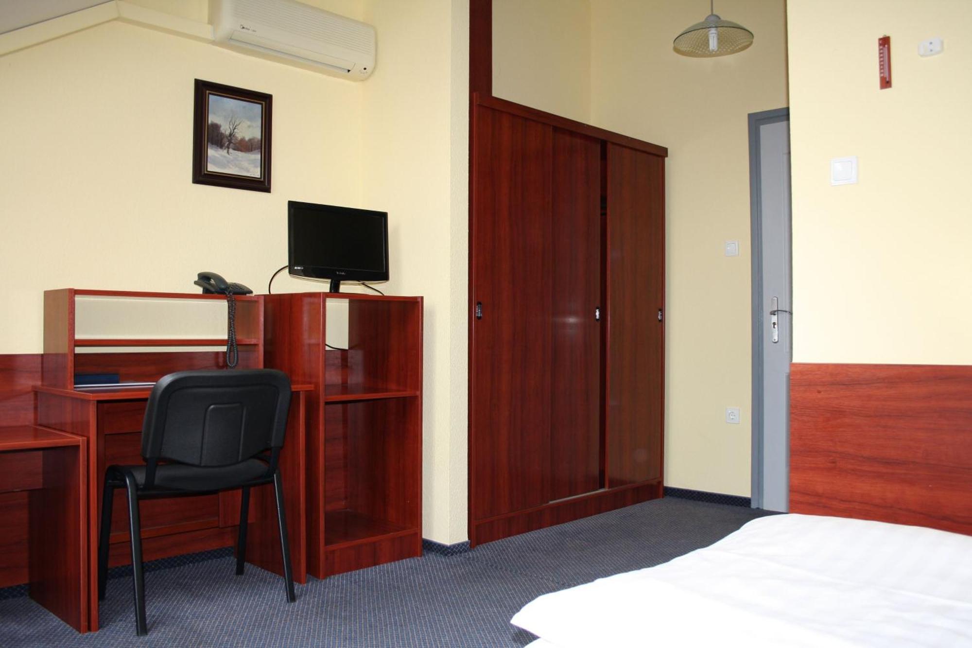 Hotel Thelena Tolna Ngoại thất bức ảnh